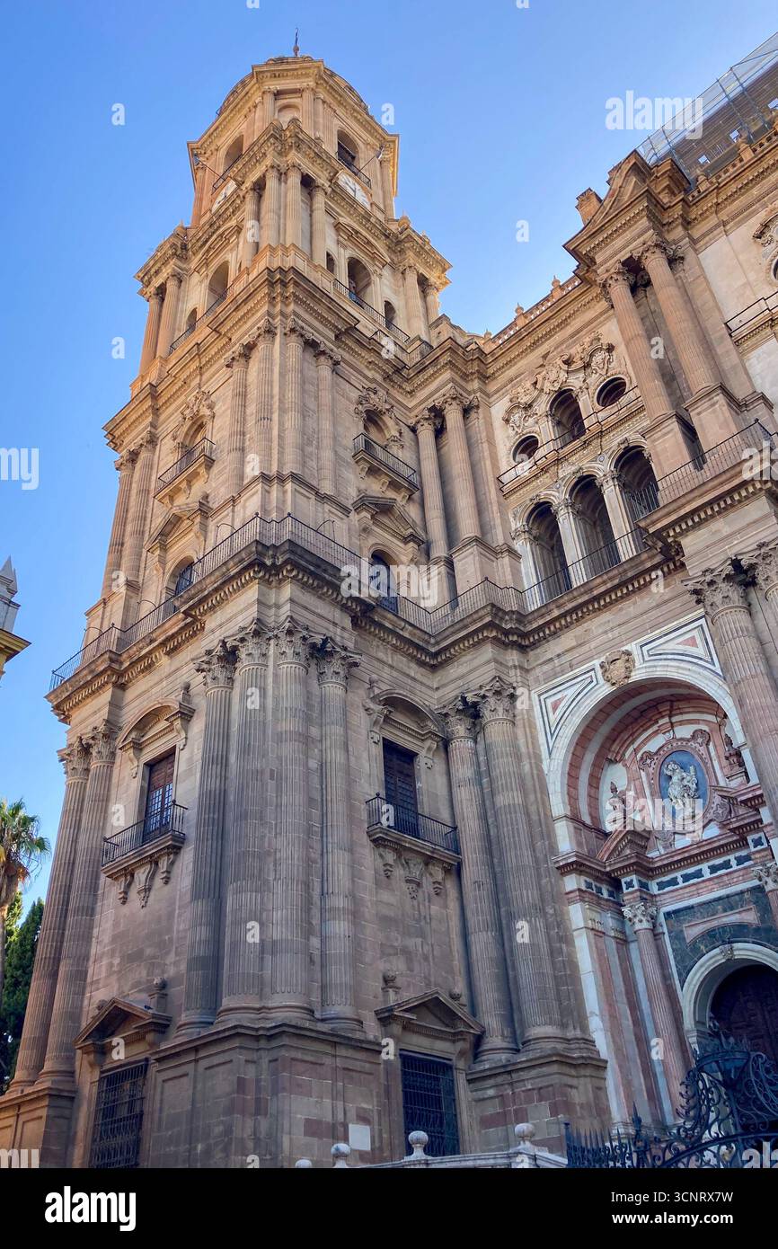MALAGA, SPANIEN - 10. JULI 2025: Morgenspaziergang durch die ruhigen Straßen von Malaga, Spanien, mit sanftem Sonnenlicht und ruhiger Stadtatmosphäre. - Smartphone-aufgenommenes Stockfoto