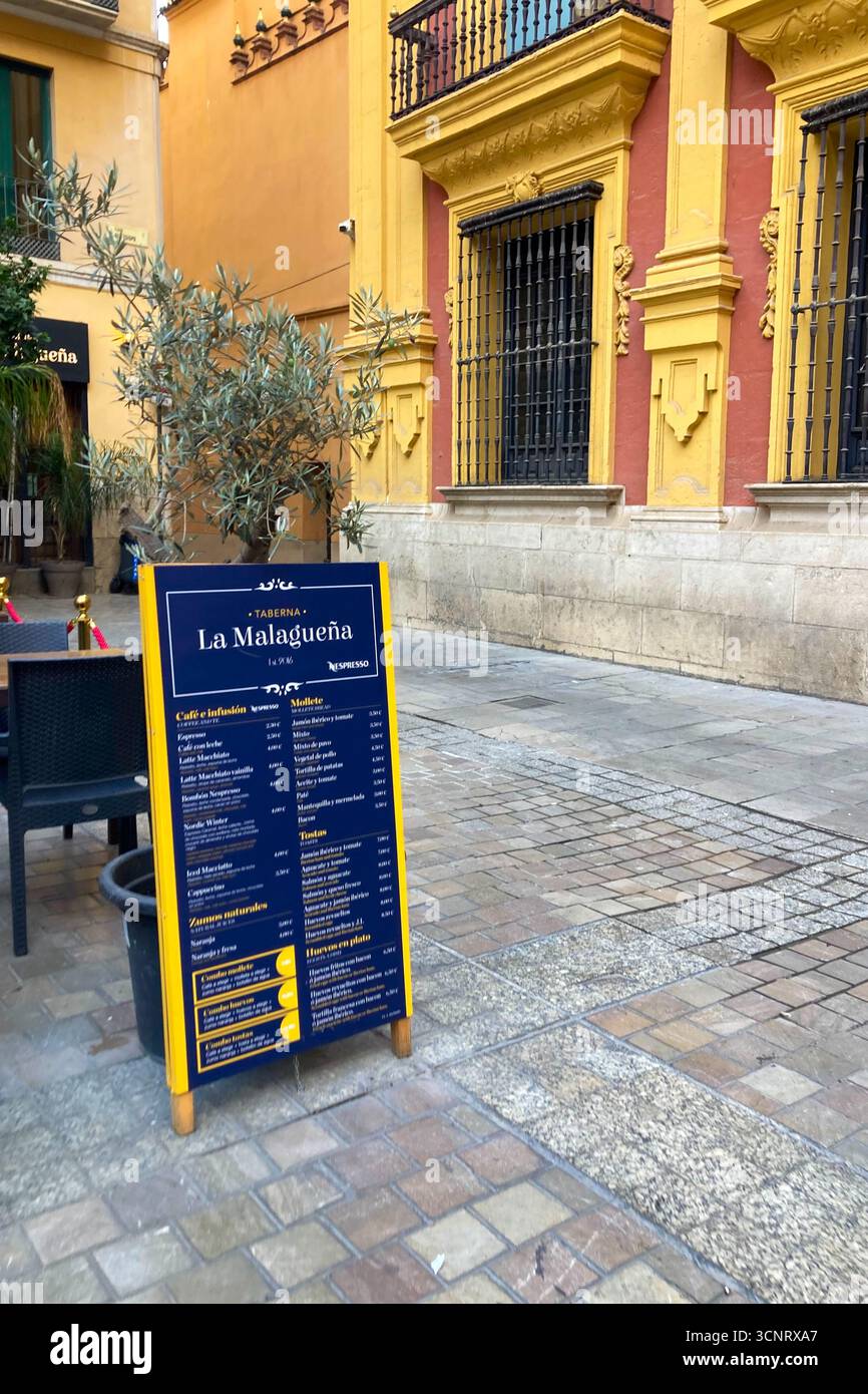 MALAGA, SPANIEN - 10. JULI 2025: Morgenspaziergang durch die ruhigen Straßen von Malaga, Spanien, mit sanftem Sonnenlicht und ruhiger Stadtatmosphäre. - Smartphone-aufgenommenes Stockfoto