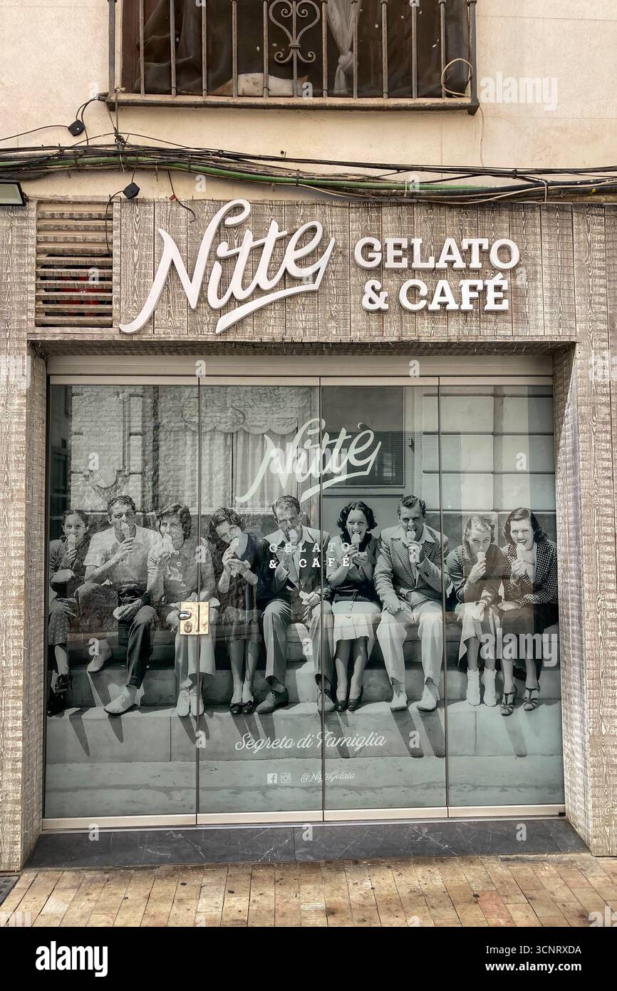 MALAGA, SPANIEN - 10. JULI 2025: Morgenspaziergang durch die ruhigen Straßen von Malaga, Spanien, mit sanftem Sonnenlicht und ruhiger Stadtatmosphäre. - Smartphone-aufgenommenes Stockfoto