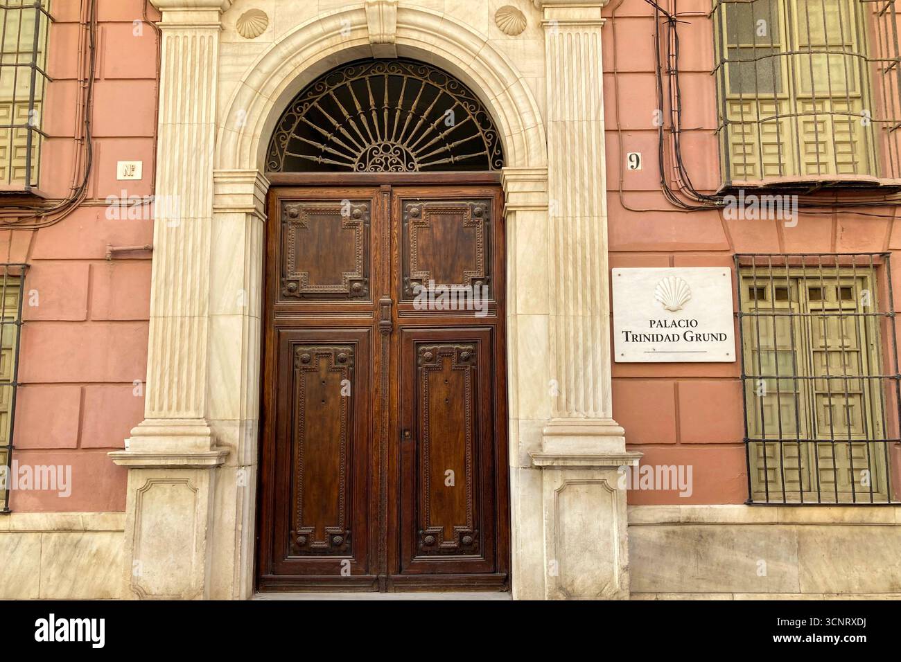 MALAGA, SPANIEN - 10. JULI 2025: Morgenspaziergang durch die ruhigen Straßen von Malaga, Spanien, mit sanftem Sonnenlicht und ruhiger Stadtatmosphäre. - Smartphone-aufgenommenes Stockfoto