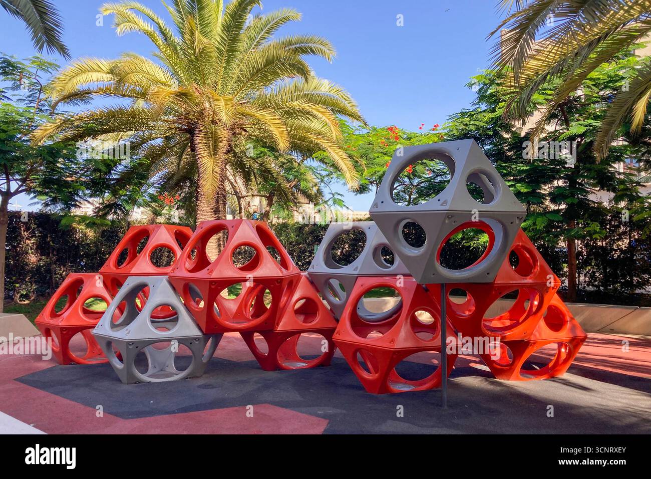 MALAGA, SPANIEN - 10. JULI 2025: Morgenspaziergang durch die ruhigen Straßen von Malaga, Spanien, mit sanftem Sonnenlicht und ruhiger Stadtatmosphäre. - Smartphone-aufgenommenes Stockfoto