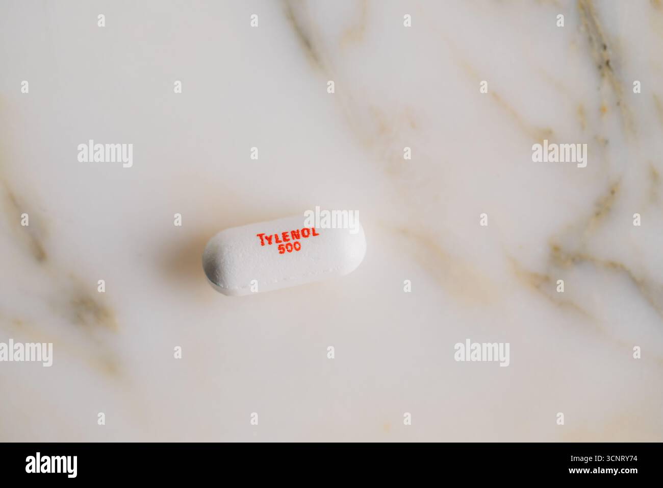 Eine weiße 500 mg-Kapsel Tylenol Stockfoto