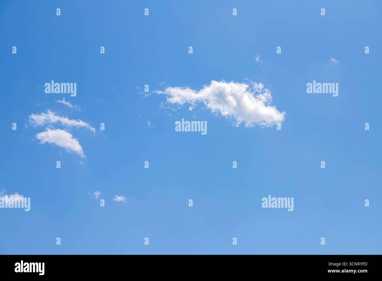 Der Himmel ist blau und klar ohne Wolken. Die Sonne scheint hell und lässt den Himmel noch heller aussehen. Die Szene ist friedlich und ruhig Stockfoto