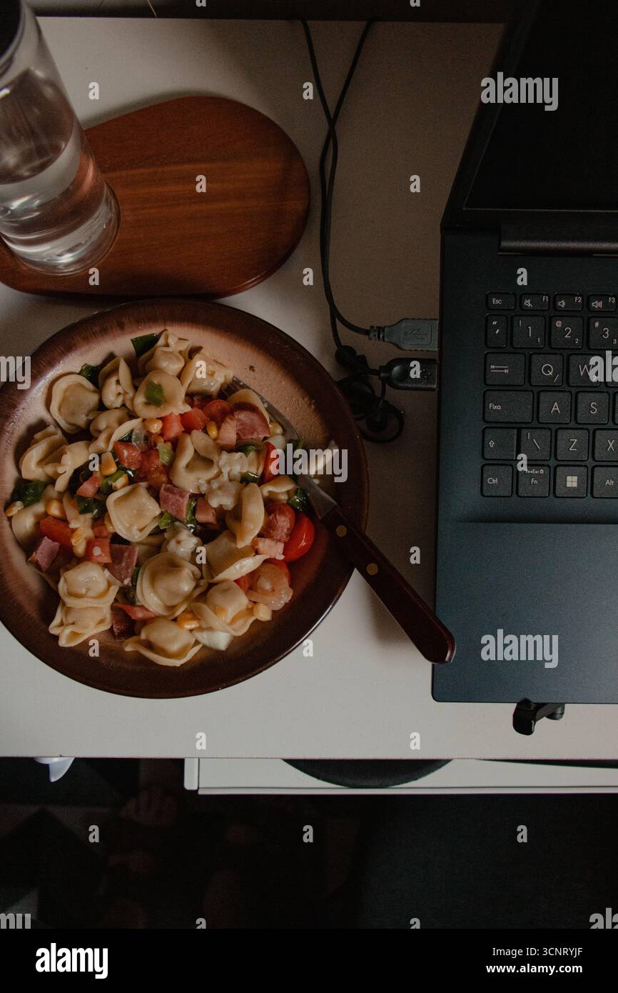 Tortellini-Salatmahlzeit an der Rezeption Stockfoto