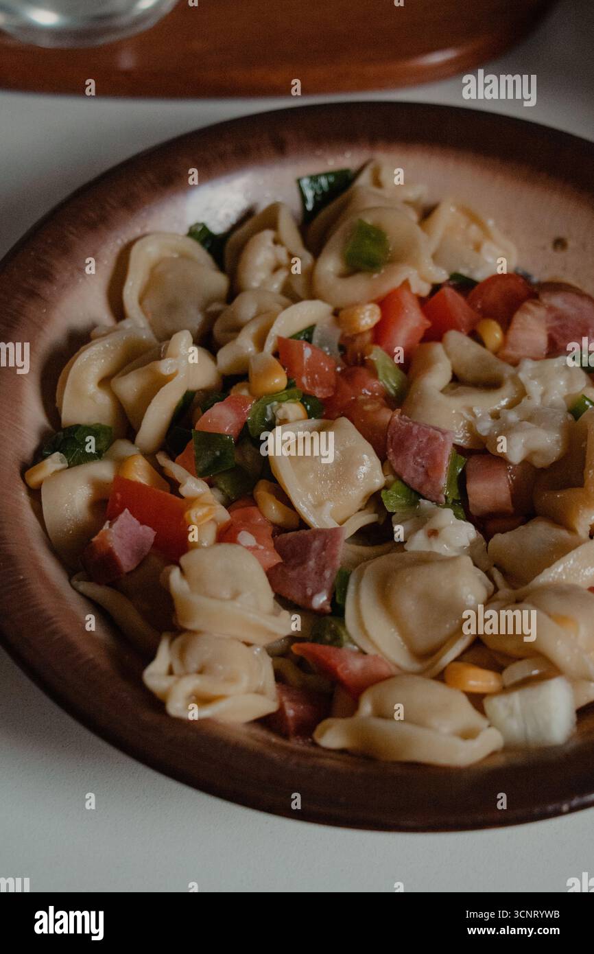 Tortellini-Pasta-Salat mit Gemüse in der Schüssel Stockfoto
