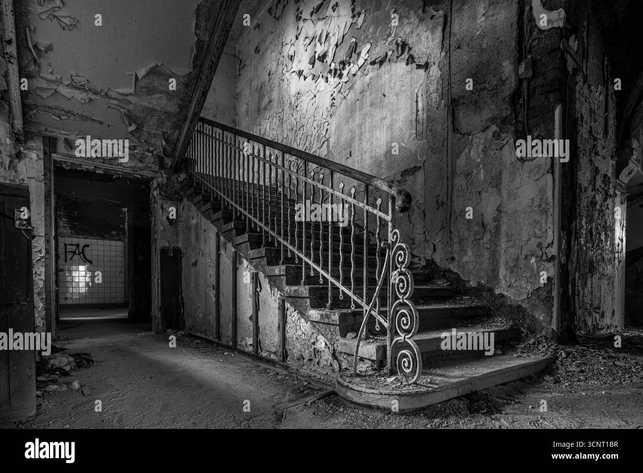 Verlassenes Gebäude mit verfallenen Treppenhäusern und abblätternden Wänden in Lost Place-Atmosphäre, Symbol für urbane Entdeckungen und vergangene Architektur Stockfoto