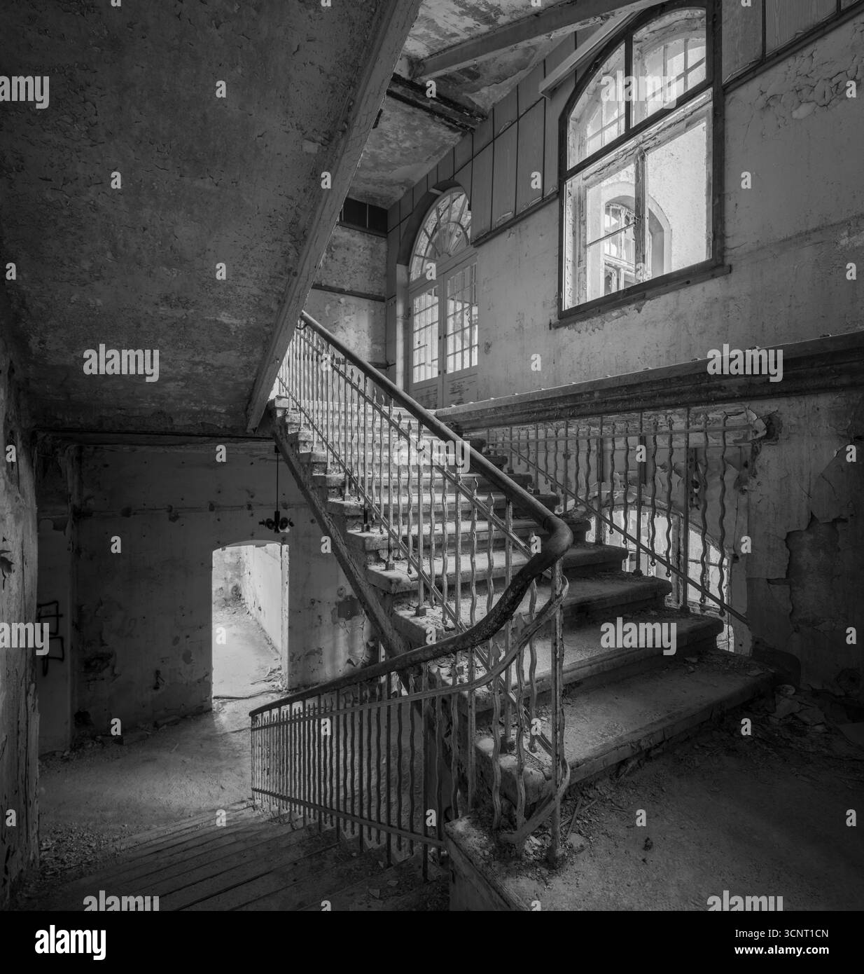 Verlassenes Gebäude mit verfallenen Treppenhäusern und abblätternden Wänden in Lost Place-Atmosphäre, Symbol für urbane Entdeckungen und vergangene Architektur Stockfoto