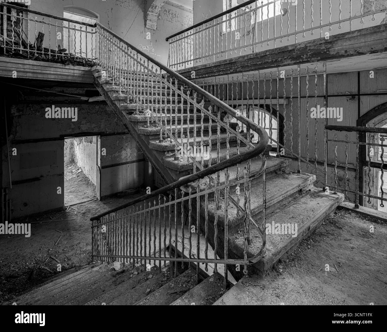 Verlassenes Gebäude mit verfallenen Treppenhäusern und abblätternden Wänden in Lost Place-Atmosphäre, Symbol für urbane Entdeckungen und vergangene Architektur Stockfoto