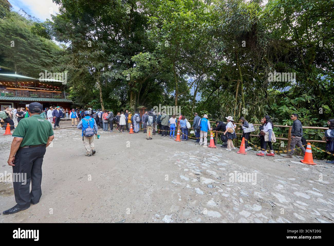 Die Reisenden stehen in Staunen, die Augen weit vor Staunen, während sich die atemberaubende Zitadelle von Machu Picchu vor ihnen entfaltet, ein unvergesslicher Moment der Verbindung Stockfoto