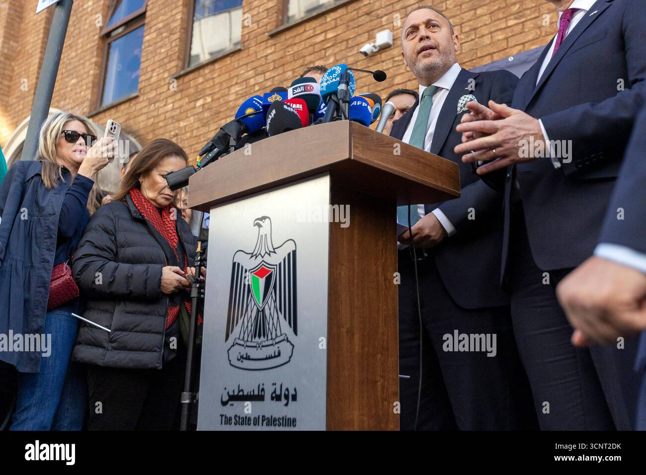 London, Großbritannien. September 2025. London, UK — heute hat Dr. Husam Zomlot, Leiter der palästinensischen Mission im Vereinigten Königreich, die palästinensische Flagge in einer Gedenkfeier nach der formellen Anerkennung des Staates Palästina durch die britische Regierung enthüllt. Das Ereignis markiert einen historischen Moment in den Beziehungen zwischen Großbritannien und Palästina. Dr. Husam Zomlot spricht an Würdenträger und Presse. Abdullah Bailey/Alamy Live News Stockfoto