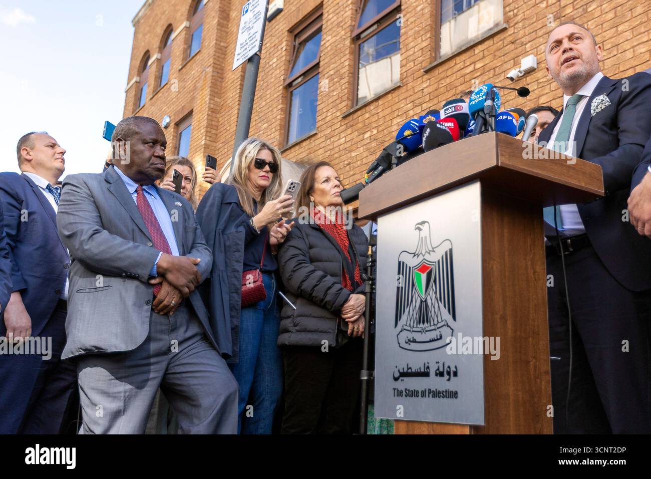 London, Großbritannien. September 2025. London, UK — heute hat Dr. Husam Zomlot, Leiter der palästinensischen Mission im Vereinigten Königreich, die palästinensische Flagge in einer Gedenkfeier nach der formellen Anerkennung des Staates Palästina durch die britische Regierung enthüllt. Das Ereignis markiert einen historischen Moment in den Beziehungen zwischen Großbritannien und Palästina. Dr. Husam Zomlot spricht an Würdenträger und Presse. Abdullah Bailey/Alamy Live News Stockfoto