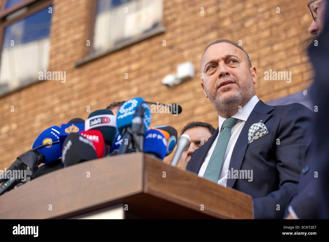 London, Großbritannien. September 2025. London, UK — heute hat Dr. Husam Zomlot, Leiter der palästinensischen Mission im Vereinigten Königreich, die palästinensische Flagge in einer Gedenkfeier nach der formellen Anerkennung des Staates Palästina durch die britische Regierung enthüllt. Das Ereignis markiert einen historischen Moment in den Beziehungen zwischen Großbritannien und Palästina. Dr. Husam Zomlot spricht an Würdenträger und Presse. Abdullah Bailey/Alamy Live News Stockfoto
