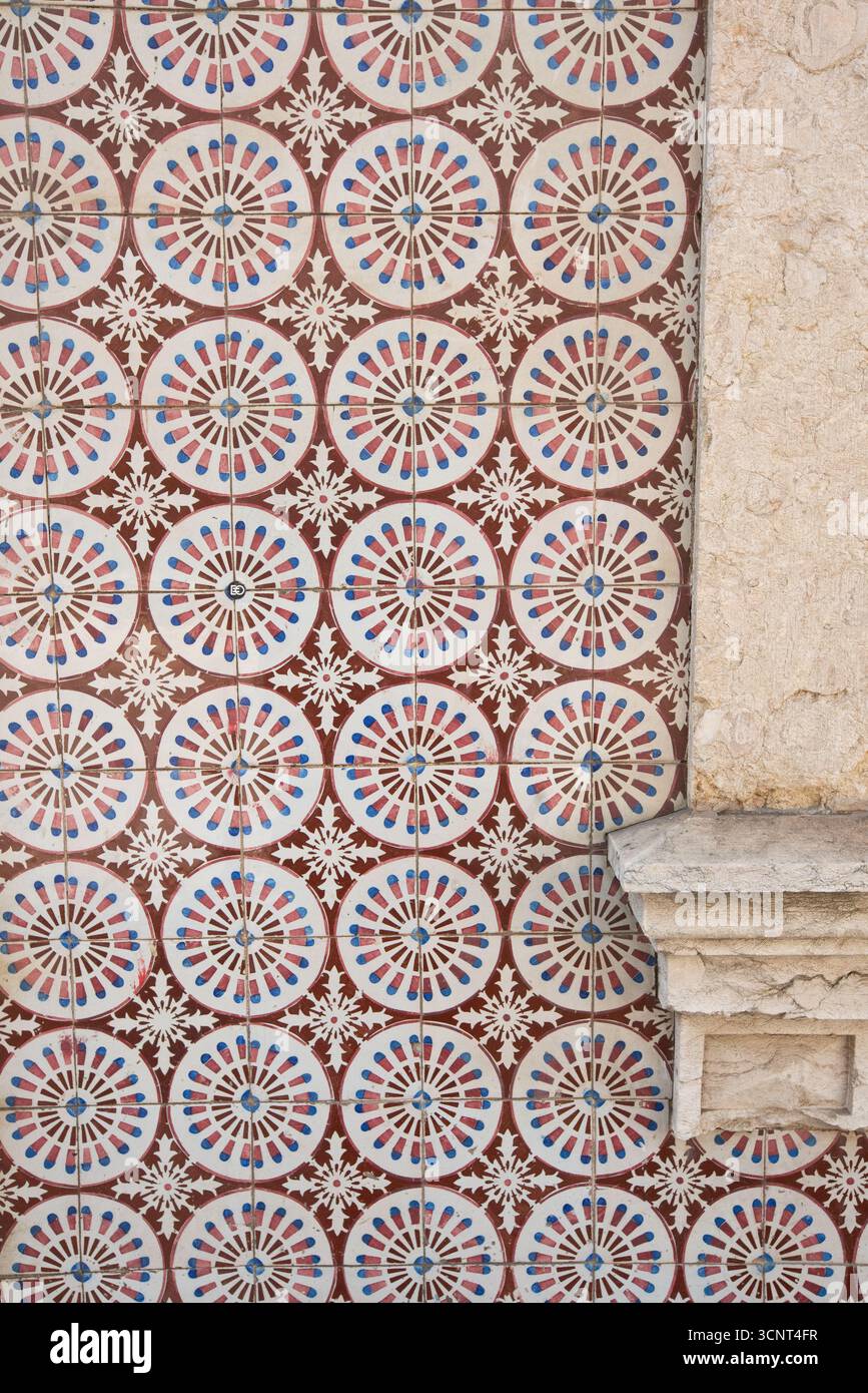 Detail des gekachelten Gebäudes in Lissabon, Portugal, braune Fliesen Stockfoto
