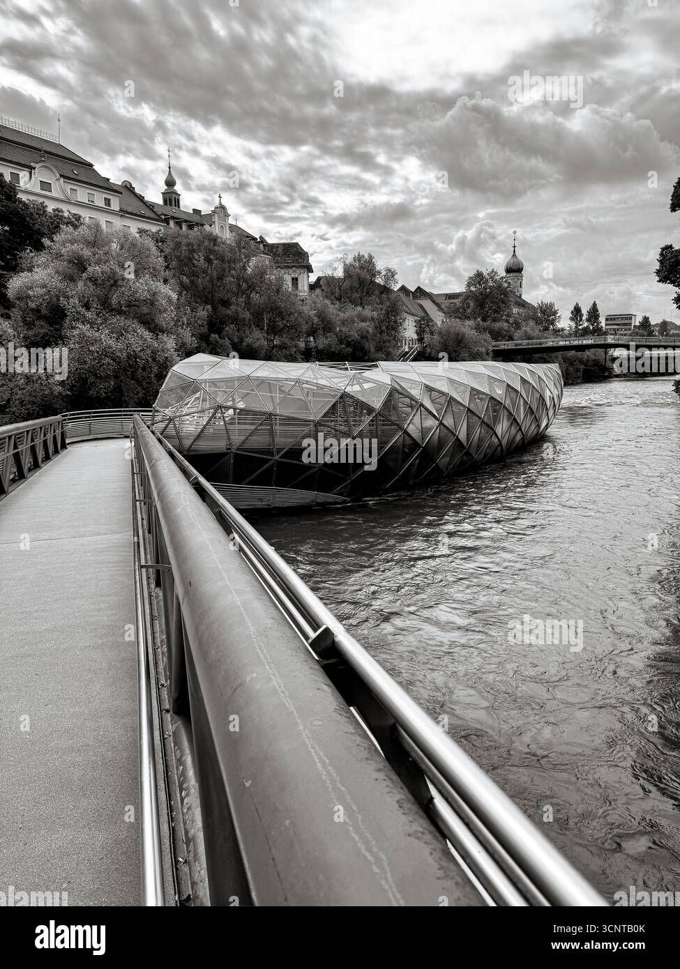 Die Murinsel (Insel in der Mur), eine schwimmende Stahlplattform und Fußgängerbrücke, die von Vito Acconci 2003 entworfen wurde, überspannt die Mur Stockfoto