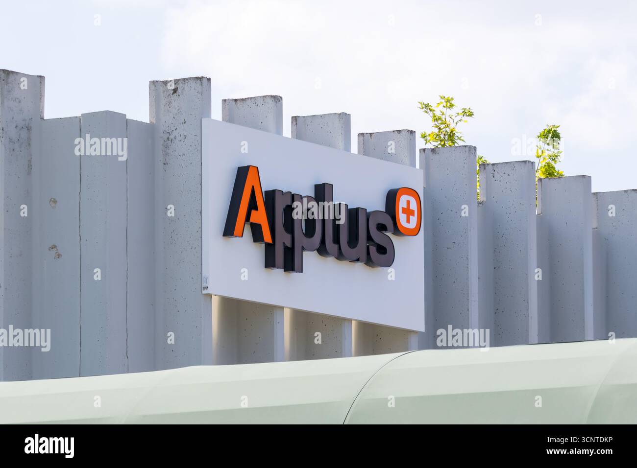 Madison Heights, MI, USA - 11. August 2025: Applus+ bietet Inspektions-, Test-, technische Beratung und Engineering-Services in den USA für alle Typen an Stockfoto