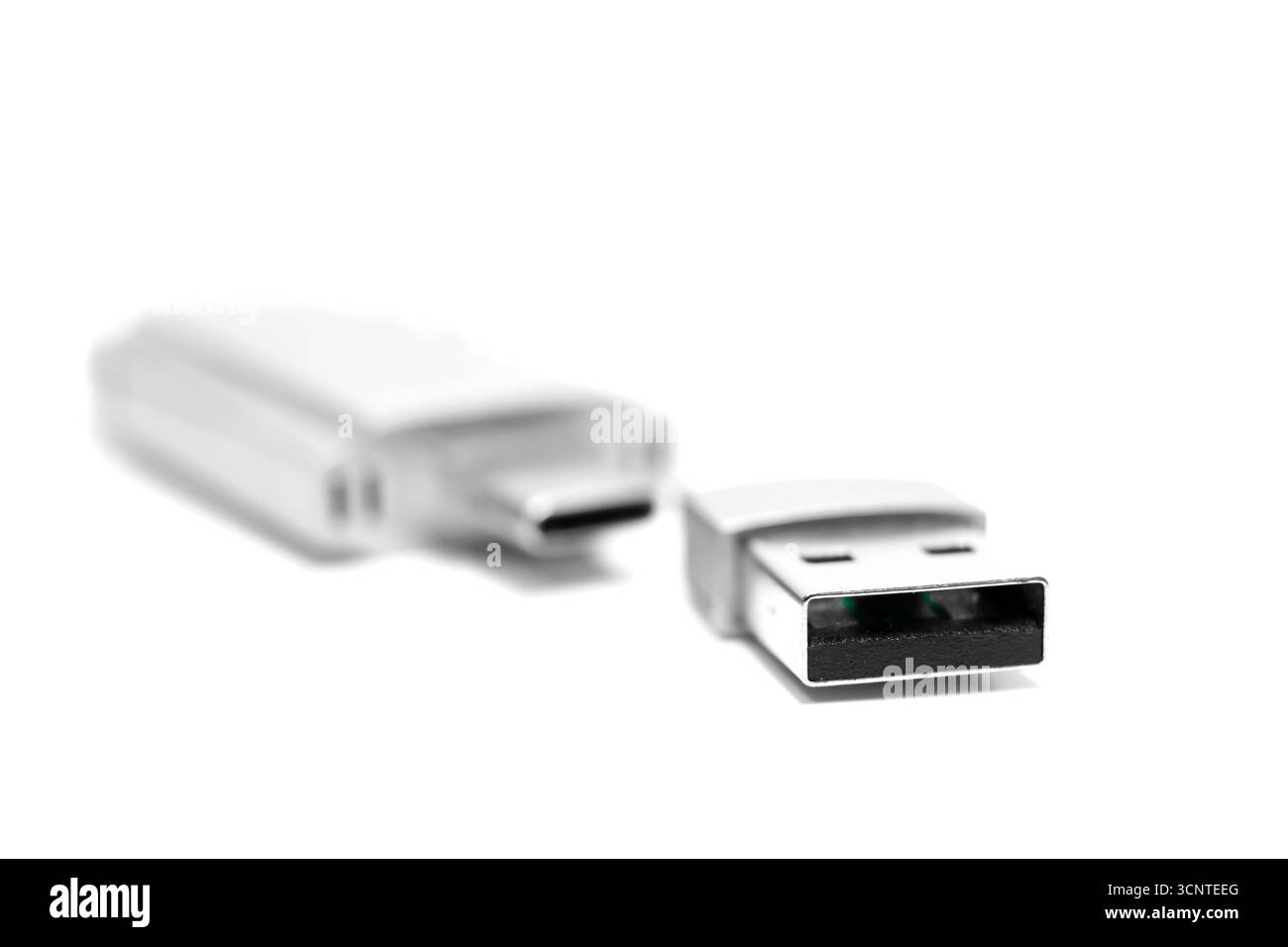 Nahaufnahme des USB-C-Laufwerks und des USB-Adapters auf weißem Hintergrund. Stockfoto