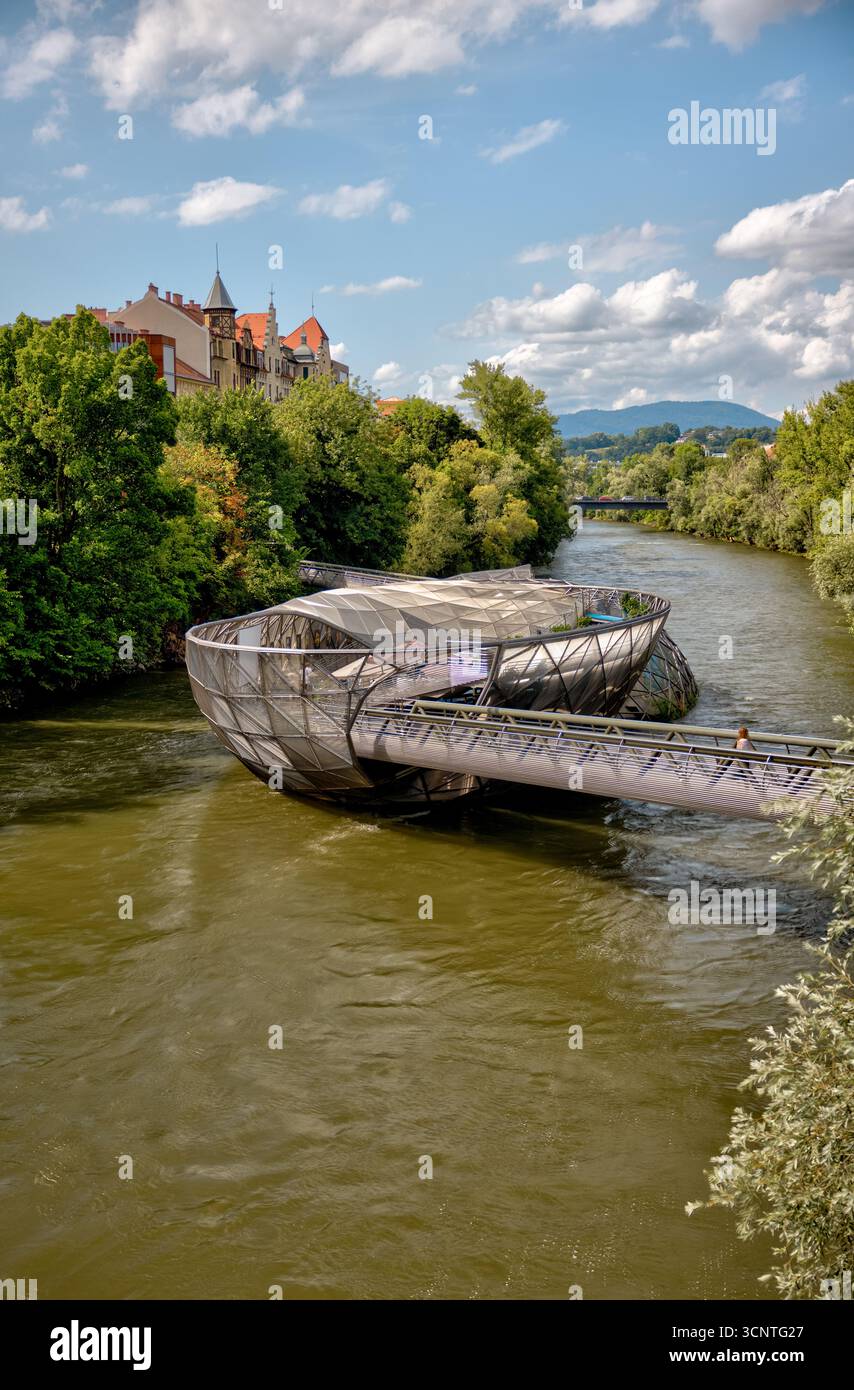Die Murinsel (Insel in der Mur), eine schwimmende Stahlplattform und Fußgängerbrücke, die von Vito Acconci 2003 entworfen wurde, überspannt die Mur Stockfoto