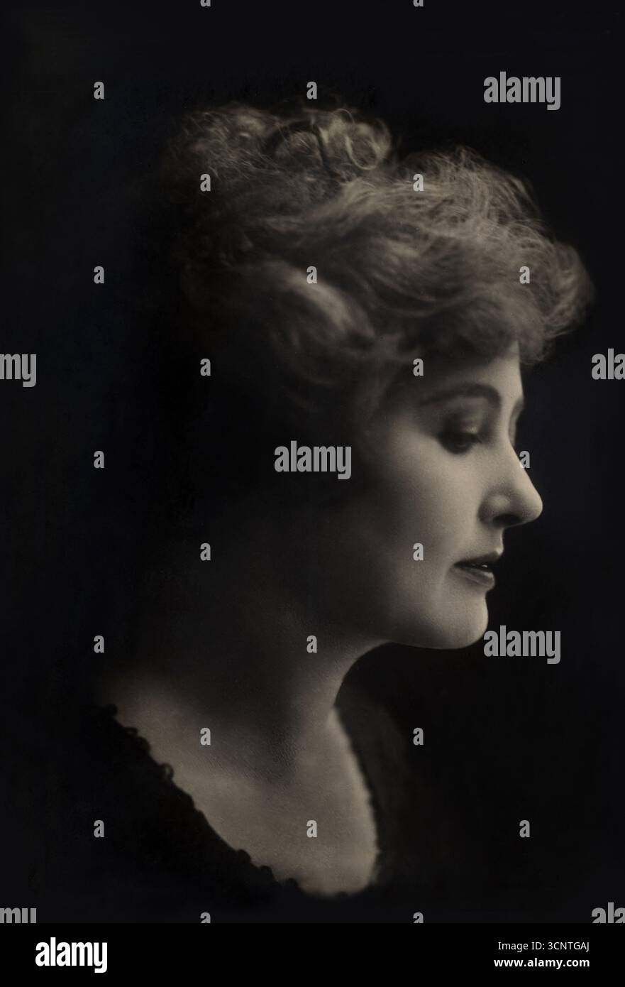 1920 c., ITALIEN : die italienische Stummbilddiva HESPERIA ( Olga Mambelli , 1885–1959 ). Unbekannter Fotograf. - CINEMA MUTO - Attrice - Porträt - ritratto - FEMME FATALE - DIVINA - DIVA - DIVINE - STUMMFILM - profilo - Profil - GESCHICHTE - Foto STORICHE - Archivio GBB Stockfoto