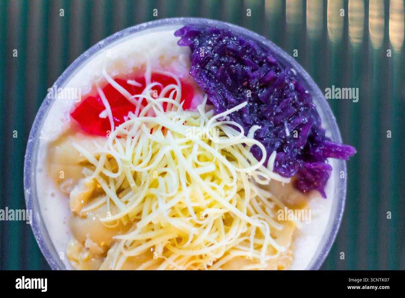 Erfrischendes Halo-Halo mit Käse, gesüßter Donau und anderen süßen Leckereien, ein traditionelles Eisdessert auf den Philippinen Stockfoto