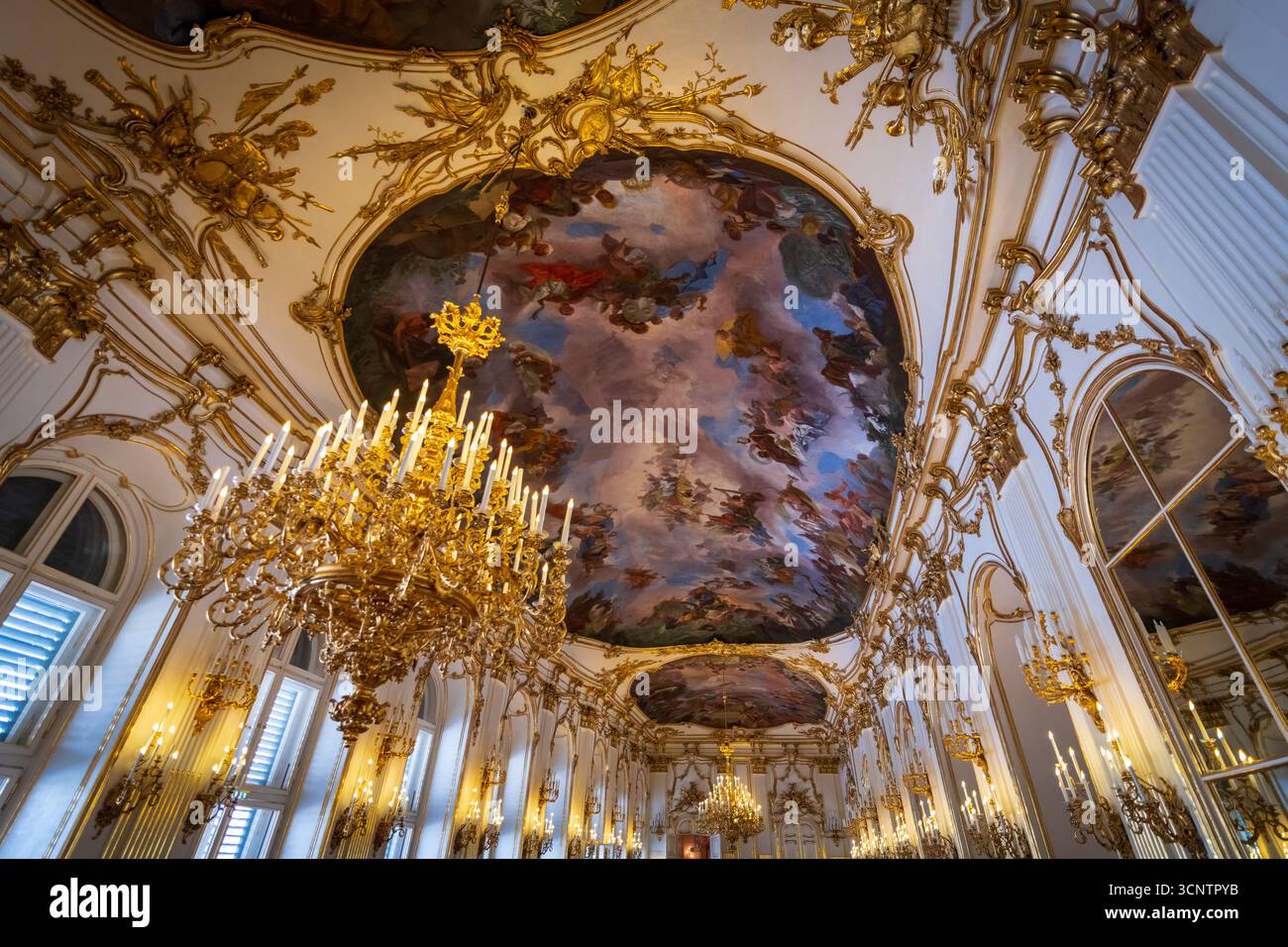 Große Galerie Innenraum mit Fresken und Kronleuchtern im Schloss Schönbrunn - Wien, Österreich Stockfoto