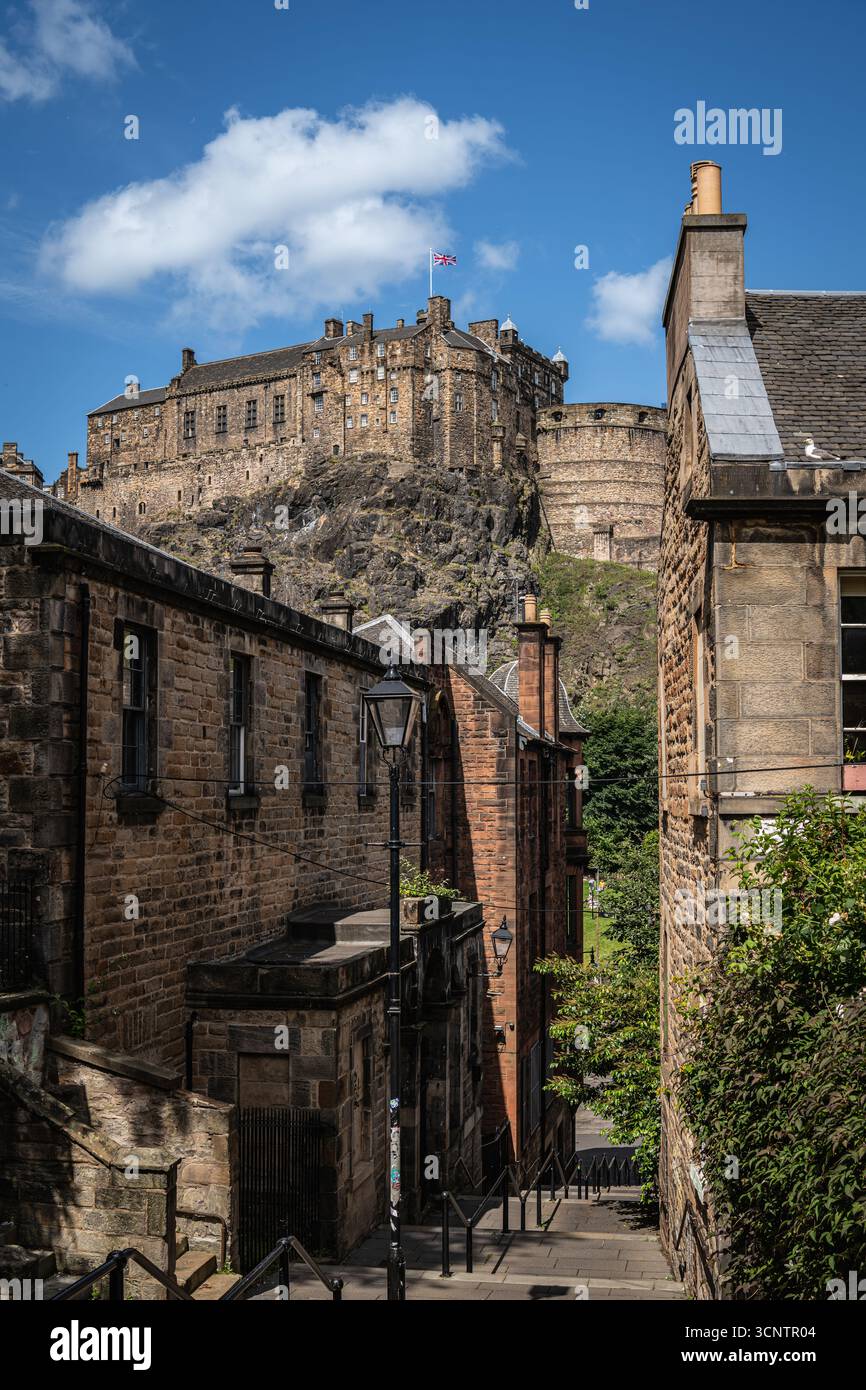 Edinburgh Castle von den Vennel Steps aus gesehen an einem Sommertag - Edinburgh, Schottland Stockfoto
