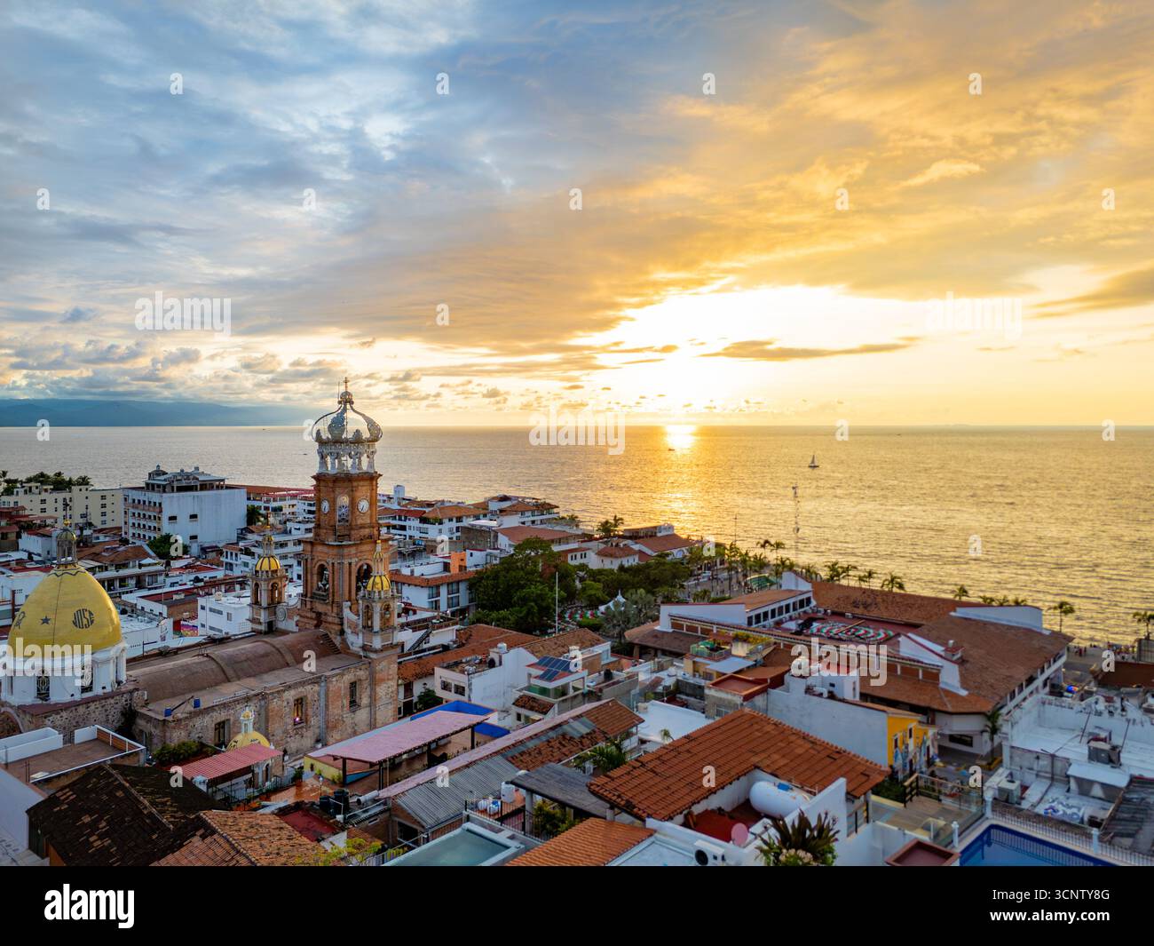 Blick aus der Vogelperspektive auf die Kirche unserer Lieben Frau von Guadalupe in Puerto Vallarta bei Sonnenuntergang Stockfoto