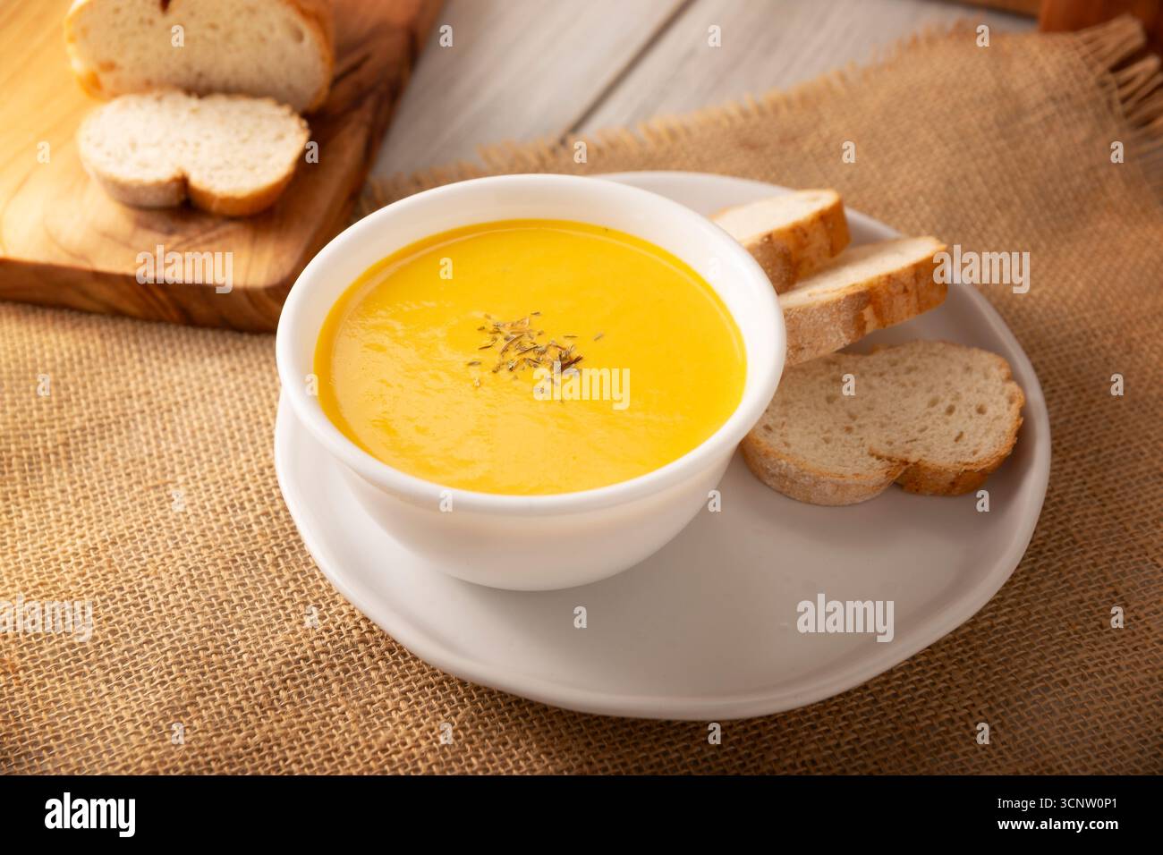 Karotten- und Kürbiscremesuppe. Einfaches, nahrhaftes und gesundes hausgemachtes Rezept. Serviert in einer weißen Schüssel mit Brotcroutons. Perfekt für jeden Tag Stockfoto