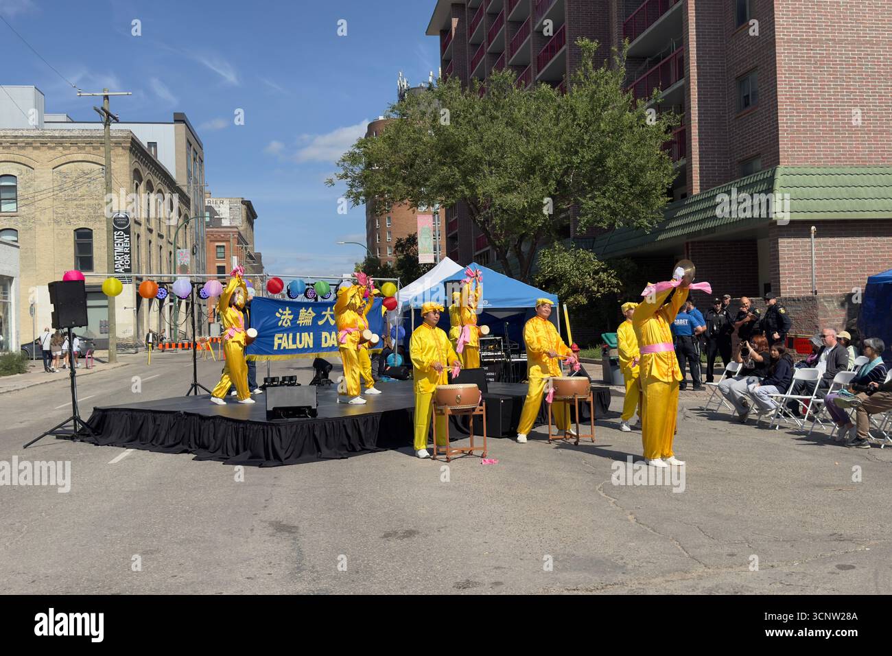 Winnipeg, Kanada 7. September 2025 Falun Dafa Straßenaufführung mit Trommel Stockfoto