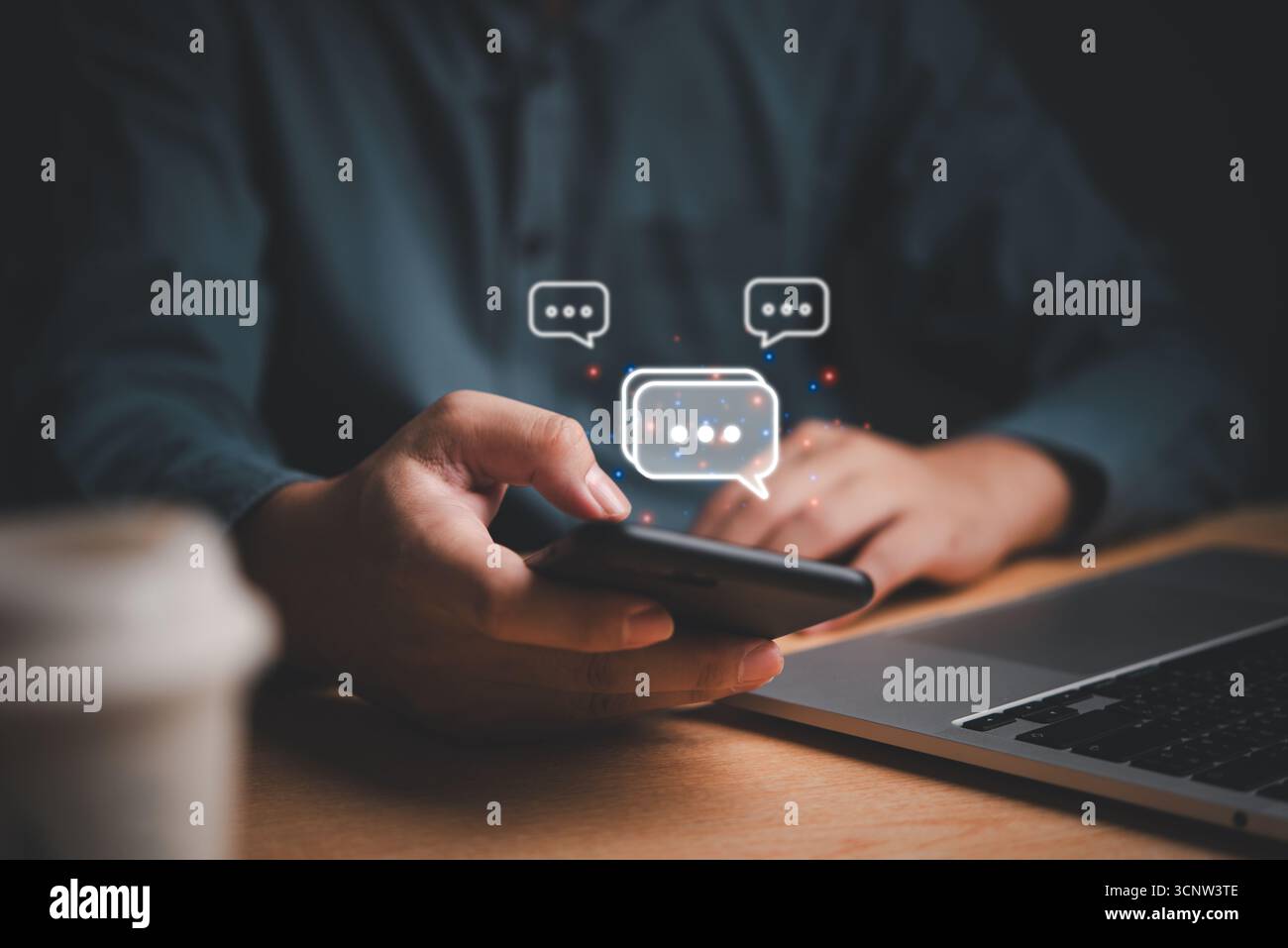 Geschäftsleute, die ein Smartphone verwenden, zeigen Chat-Konversationskonzept moderner Kommunikation an. Social-Media-Marketing-Technologie Stockfoto