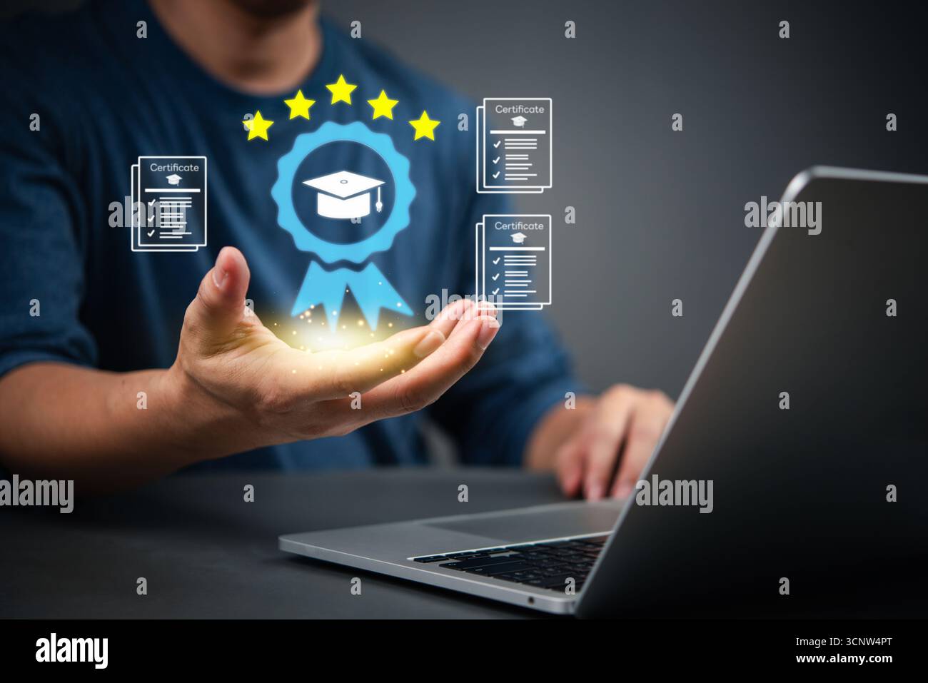 Mann mit digitalem Zertifikat und Abschlusskappe, symbolisiert Online-Lernerfolg. Konzept des E-Learning, Fernschulung und Profis Stockfoto