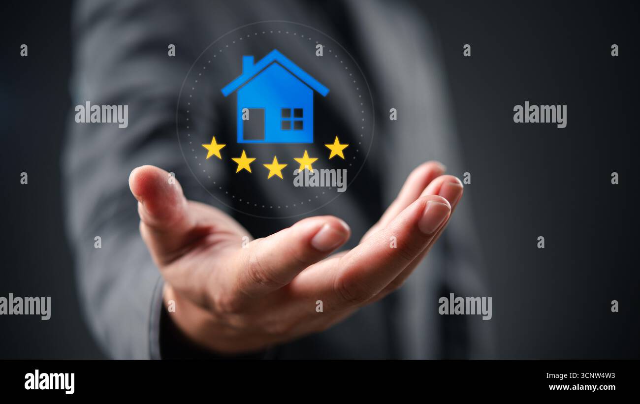 Immobilienüberprüfungskonzept mit 5-Sterne-Symbol für Hausbewertung, die Qualität der Immobilie, den Ruf der Immobilie und die Kundenzufriedenheit repräsentiert. Stockfoto