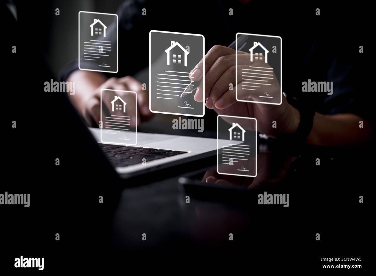 Händige Unterschrift eines Immobilienvertrags online, in dem Immobilientechnologie, e-Contract, Hausdokumentation und digitaler Workflow für Smart Housing gezeigt werden. Stockfoto