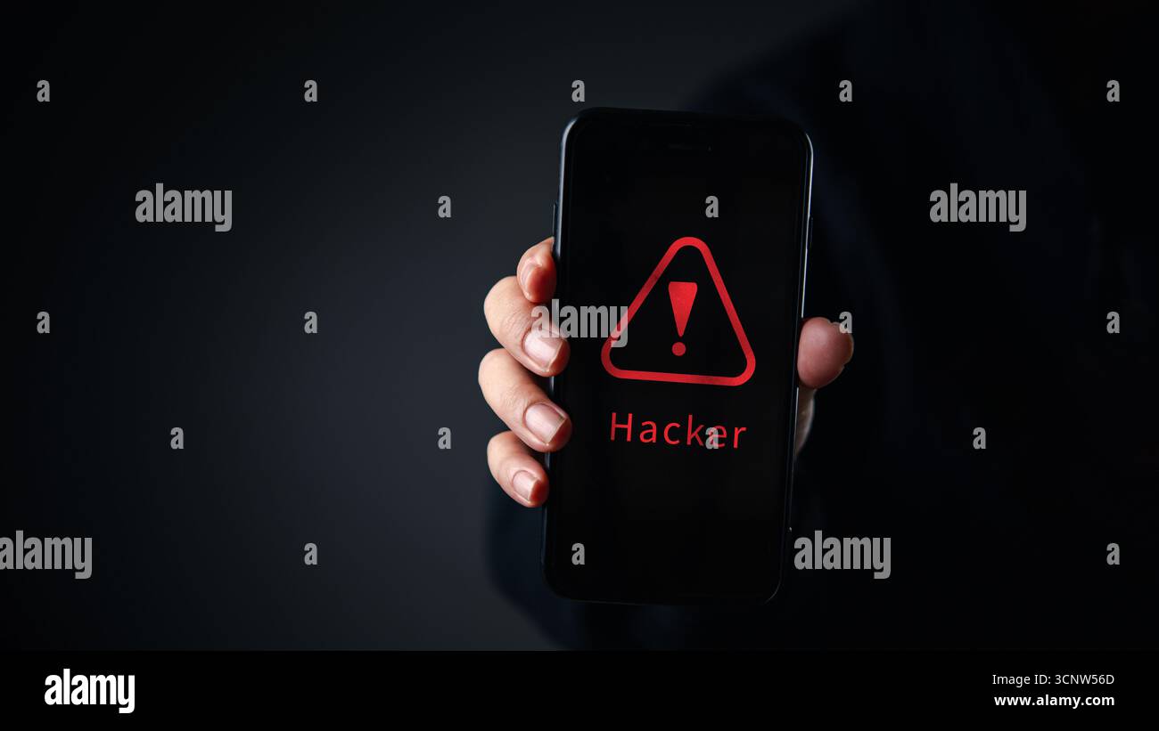 Cybersicherheitswarnung auf dem Telefonbildschirm mit roter Hacker-Warnung, die auf digitale Bedrohungen, Online-Betrug und Datensicherheitsprobleme im Smartphone hinweist Stockfoto