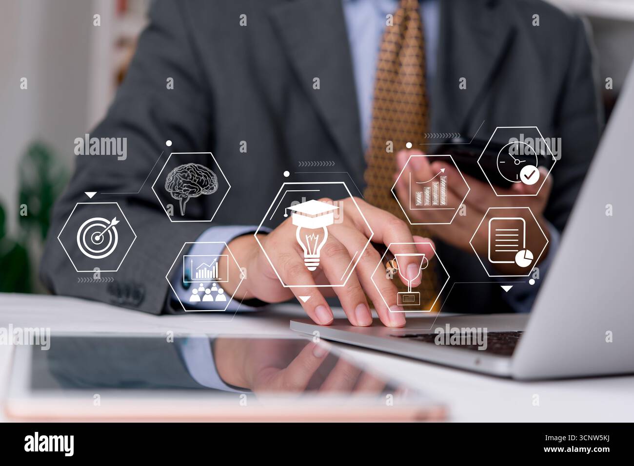 Firmenschulung Mann in Anzug, der mit Symbolen für digitales Lernen und Analyse interagiert und intelligente Ziele, Innovation, Planung und Business-intel präsentiert Stockfoto