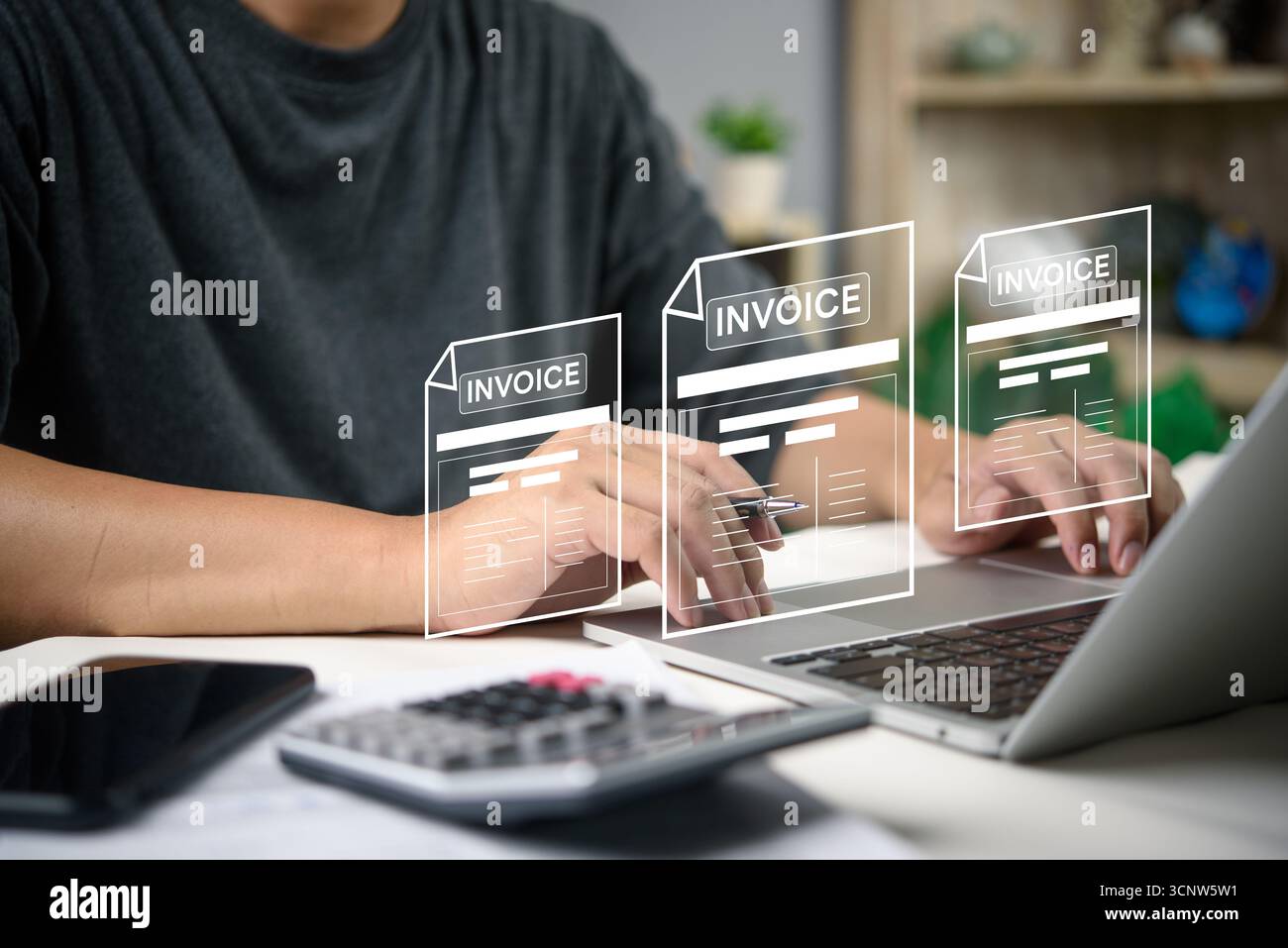 Mann, der an Laptophänden arbeitet und elektronische Rechnungen mit futuristischer Schnittstelle, Fintech-Online-Zahlung, Buchhaltungssoftware und Finanzmanagement verwaltet Stockfoto