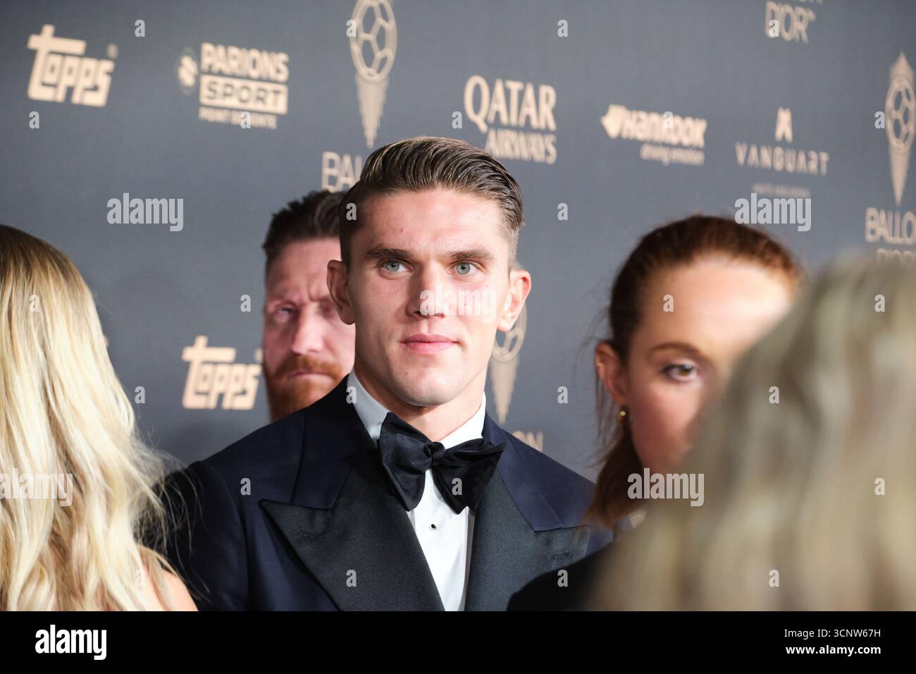Paris, Íle-de-France, Frankreich - 22. September 2025: Viktor Gyökeres in Ballon d'Or 2025 Roter Teppich, Teil der Ballon d'Or 2025 Gala, gefeiert im Theatre du Châtelet in Paris. Quelle: Rubén Gil/Alamy Live News. Stockfoto