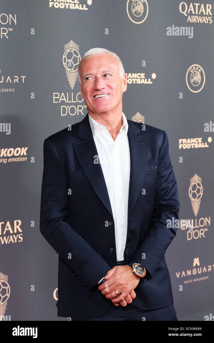 Paris, Íle-de-France, Frankreich - 22. September 2025: Didier Deschamps in Ballon d'Or 2025 Roter Teppich, Teil der Ballon d'Or 2025 Gala, gefeiert im Theatre du Châtelet in Paris. Quelle: Rubén Gil/Alamy Live News. Stockfoto