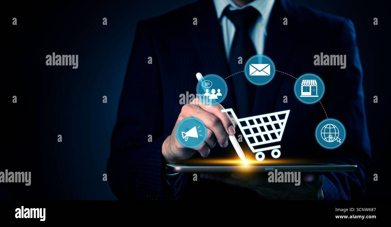 Geschäftsmann mit digitalem Tablet mit E-Commerce-Ikonen, modernem Online-Shopping, digitaler Marketingstrategie und Einzelhandelskonzept in einer futuristischen Interaktion Stockfoto