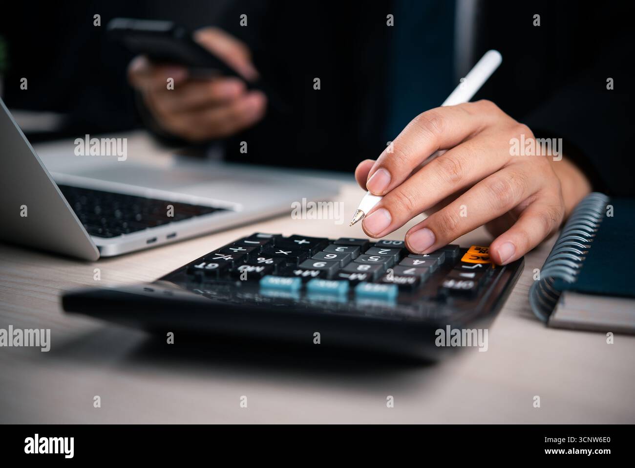 Geschäftsmann Hand mit Berechnungsdaten Analyse Finanzen Steuern, Buchhaltung, Planung, Budget. Digitale Unternehmensumgebung Stockfoto Geschäftsmann Hand mit Berechnungsdaten Analyse Finanzen Steuern, Buchhaltung, Planung, Budget. Digitale Unternehmensumgebung Stockfoto