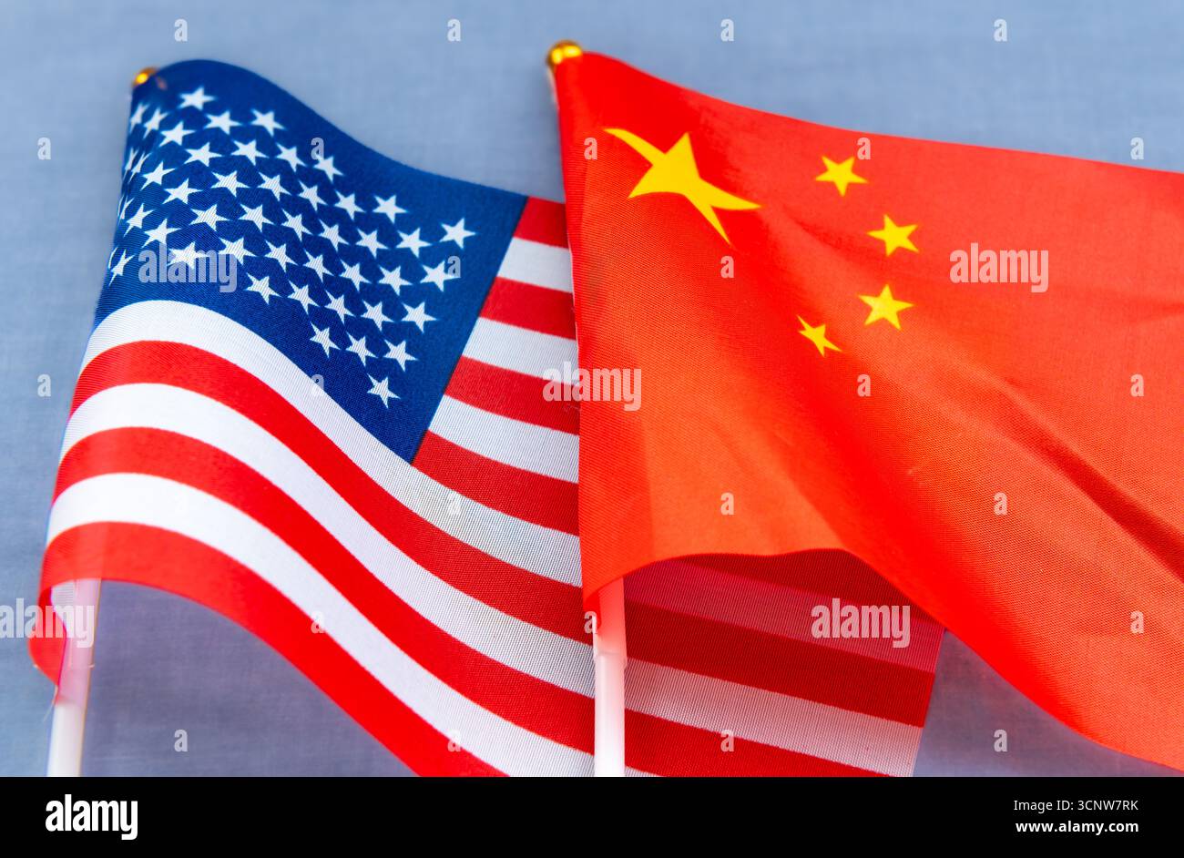 Die Nationalflagge der USA auf dem Fahnenmast neben der chinesischen Nationalflagge. Ein Konzept der Beziehungen zwischen den USA und China. Stockfoto