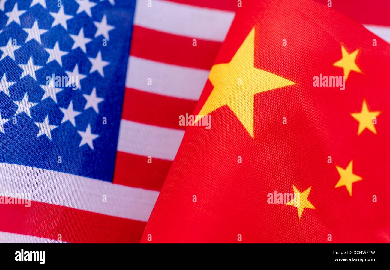 Eine Nahaufnahme der US-Nationalflagge neben der chinesischen Nationalflagge. Ein Konzept der Beziehungen zwischen den USA und China. Stockfoto