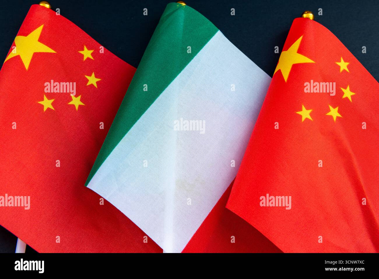 Die italienische Nationalflagge auf dem Flaggenmast zwischen der chinesischen Nationalflagge. Ein Konzept der Beziehungen zwischen Italien und China. Stockfoto