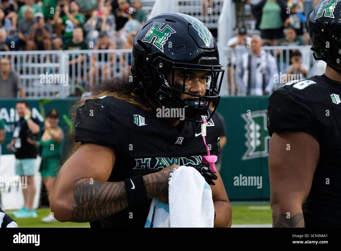 Das Hawaii Warriors Football Team tritt mit Haa auf und ehrt Tradition vor dem Start mit Kraft, Mut und Einheit. Stockfoto