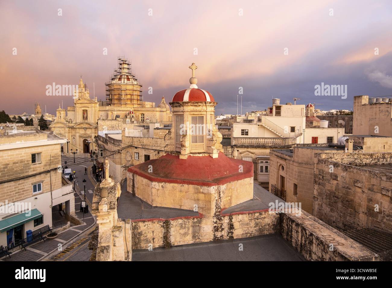 Skyline von Rabat mit der St. Paul Kirche Kuppel auf der linken Seite bei Sonnenuntergang, Rabat Mdina, Malta Stockfoto