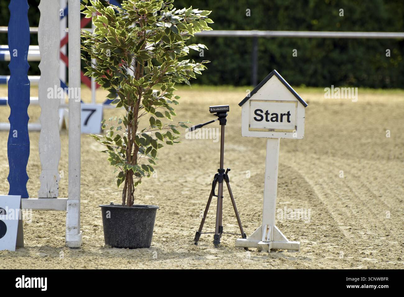 Startplatz eines Springreitplatzes mit Zeitgerät bei einer Reitveranstaltung in Rheinland-Pfalz Stockfoto