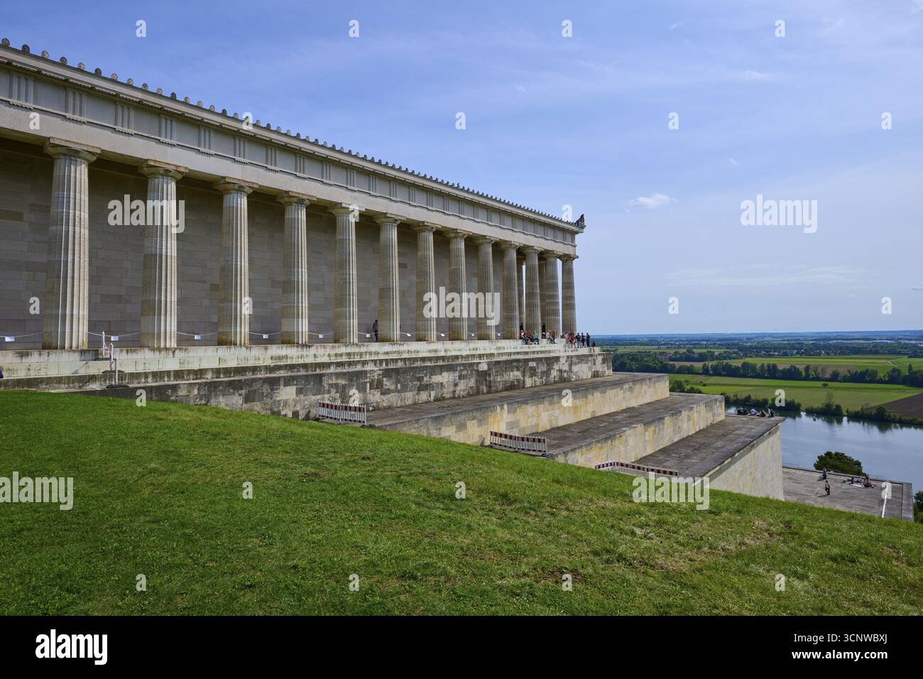 Seitenansicht eines Gebäudes mit Säulen, eingebettet in eine grüne Landschaft, Walhalla, Donaustauf, Donau, Regensburg, Bayern, Deutschland Stockfoto