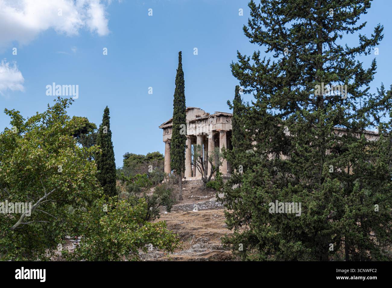 Der Tempel des Hephaistos, eingebettet in üppiges Grün, zeigt die architektonische Brillanz des antiken Athen und bietet einen Einblick in die reiche Hist Stockfoto