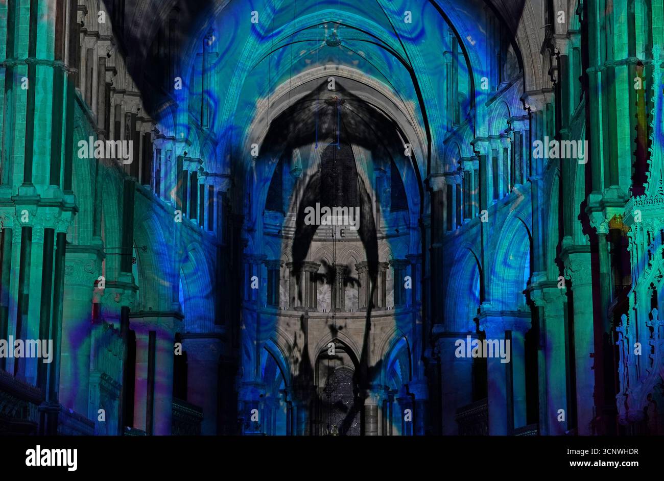 Ein Blick auf die Installation Poppy Fields, eine immersive Klang- und Lichtinstallation von Luxmuralis, die an den Ersten und Zweiten Weltkrieg erinnert und in der Kathedrale von Canterbury in Kent projiziert wurde. Bilddatum: Montag, 22. September 2025. Stockfoto