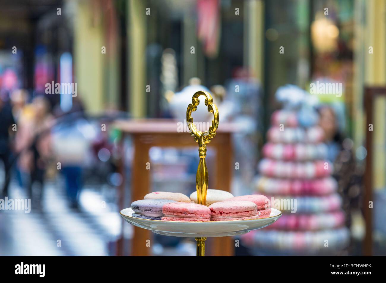 Melbournes historisches Herz mit seinen schicken Cafés, reizvollen Arkaden und lebhaften Einkaufszentren. Erleben Sie die lebhafte Atmosphäre, die perfekt zum Essen ist Stockfoto