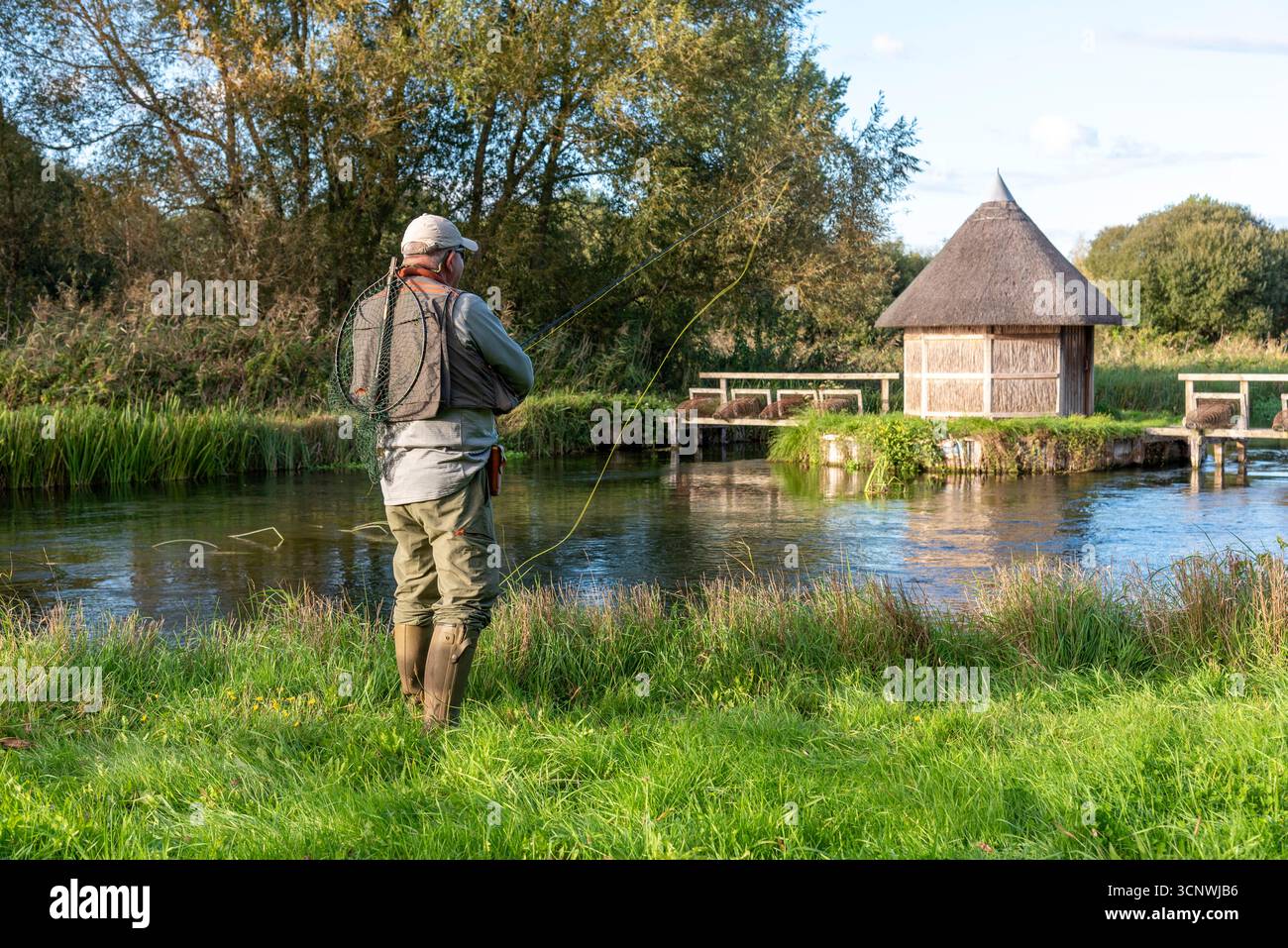 Hampshire England Vereinigtes Königreich. 21.09.2025. Fliegenfischen auf dem River Test in Hampshire an einem der berühmten Kreideflüsse Englands. Rollen in der Linie. Stockfoto